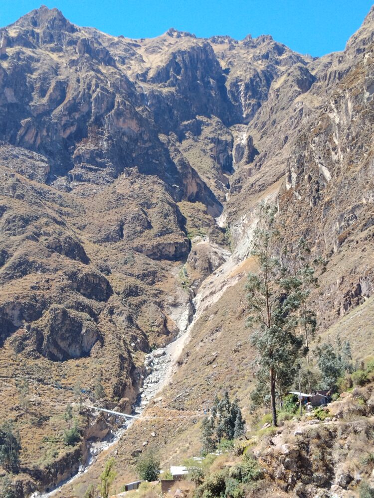 Manuel Ruiz completa en solitario la vuelta al Ca&ntilde;&oacute;n del Colca, uno de los m&aacute;s profundos del mundo