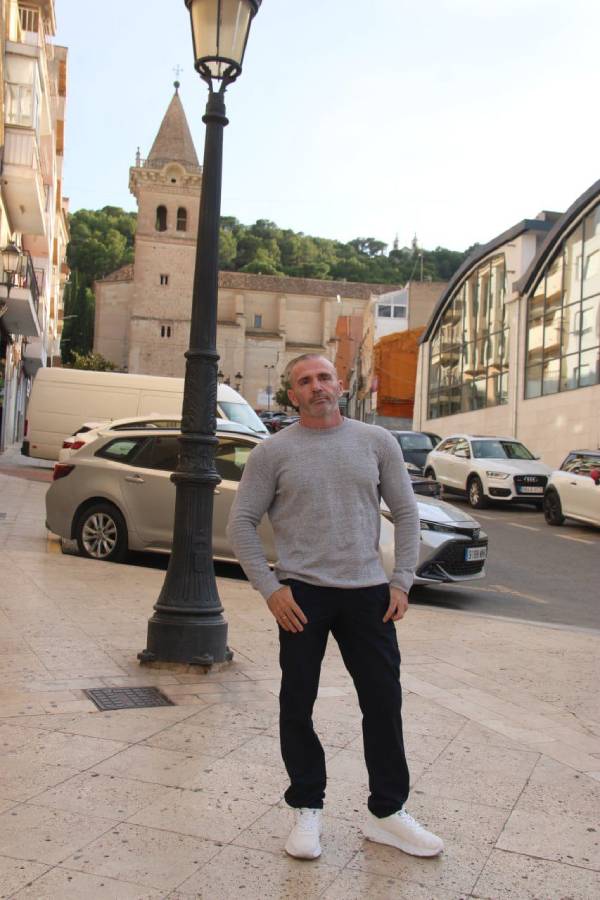 Carlos Pat&oacute;n en la plaza Mayor de Yecla.