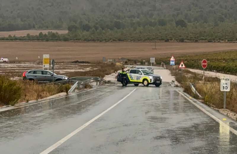 Las lluvias provocan incidencias y cortan la carretera de Fuente Álamo