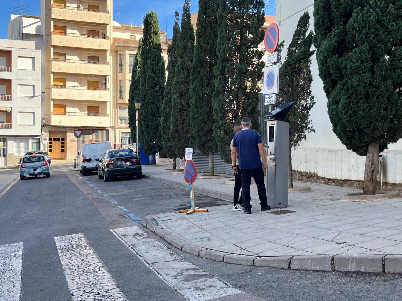 ampl&iacute;a la zona azul mientras el PSOE cuestiona la necesidad de las nuevas plazas