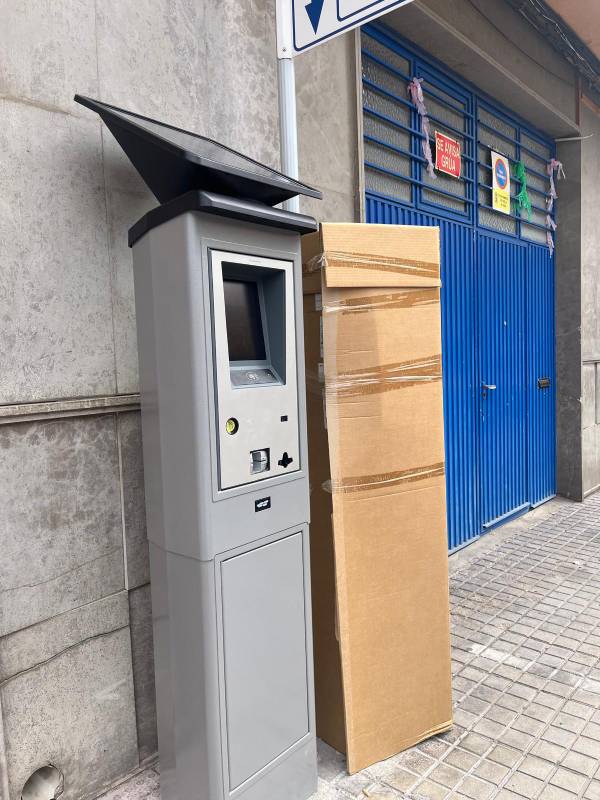 ampl&iacute;a la zona azul mientras el PSOE cuestiona la necesidad de las nuevas plazas