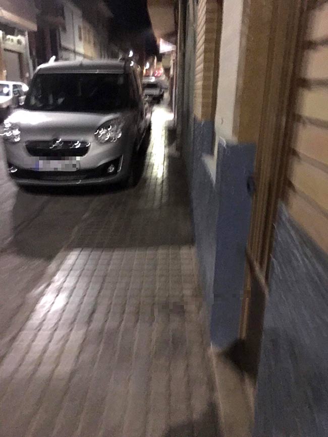aparcamiento de coches encima de la acera