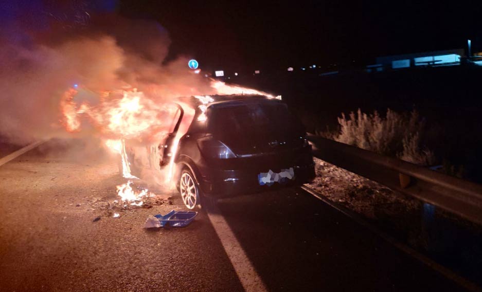 accidente frontal coche quemado