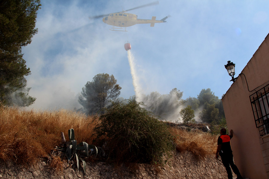 incendio ladera cerro del castillo helicóptero