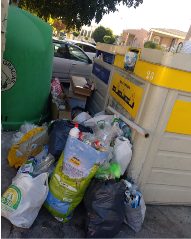contenedores de reciclaje completamente llenos
