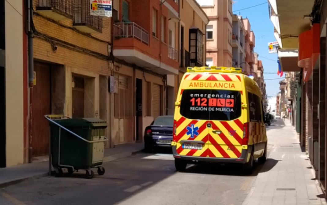 servicios de urgencias ambulancia en el centro de Yecla confinados