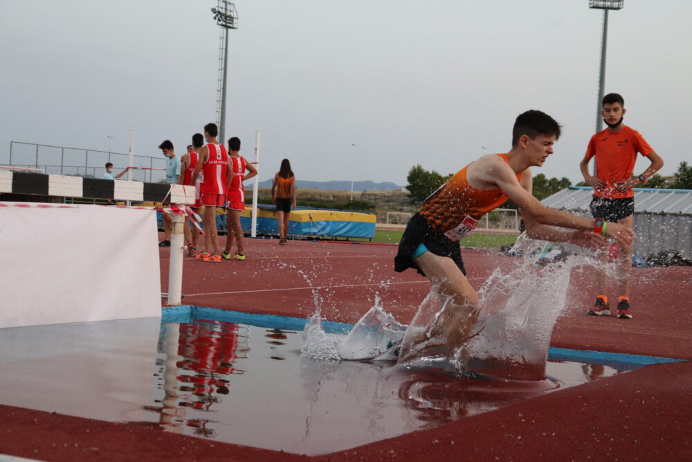 Las pistas de atletismo del Juan Palao congregaron a más de 260 atletas en el Campeonato Regional de la Federación Murciana sub18 y 16