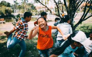 escuelas de verano niños jugando