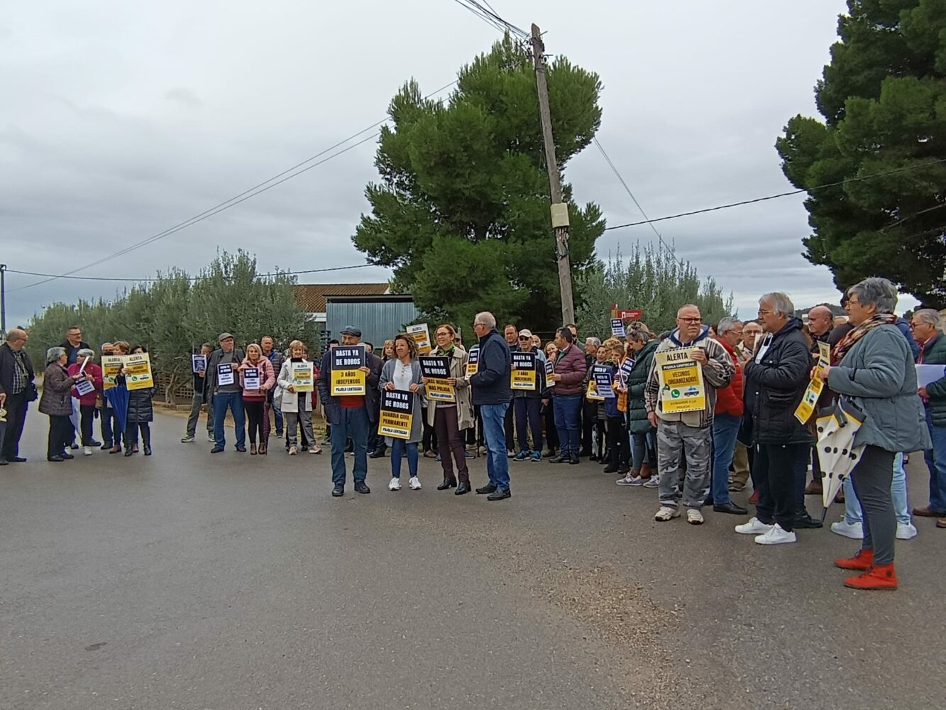 Decenas de vecinos salen a la calle para protestar por los robos en chalets