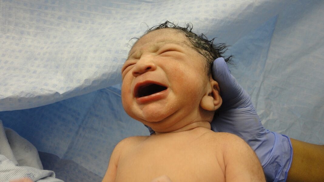 un bebe recién nacido nacimiento