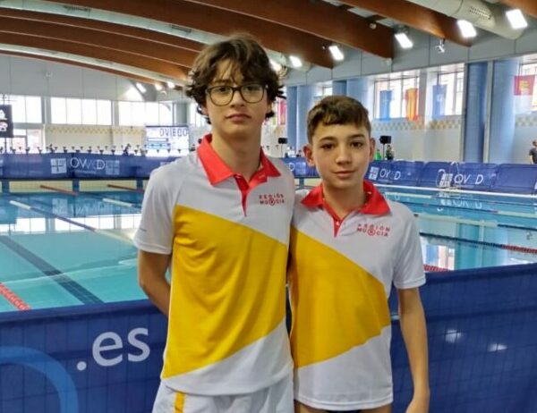 Miguel Ibáñez y Paris Ortega nadadores yecla