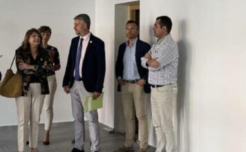 el director del centro junto a autoridades