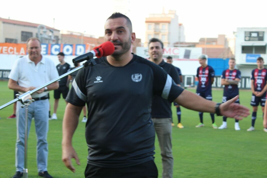 Adrián Hernández durante la presentación del equipo