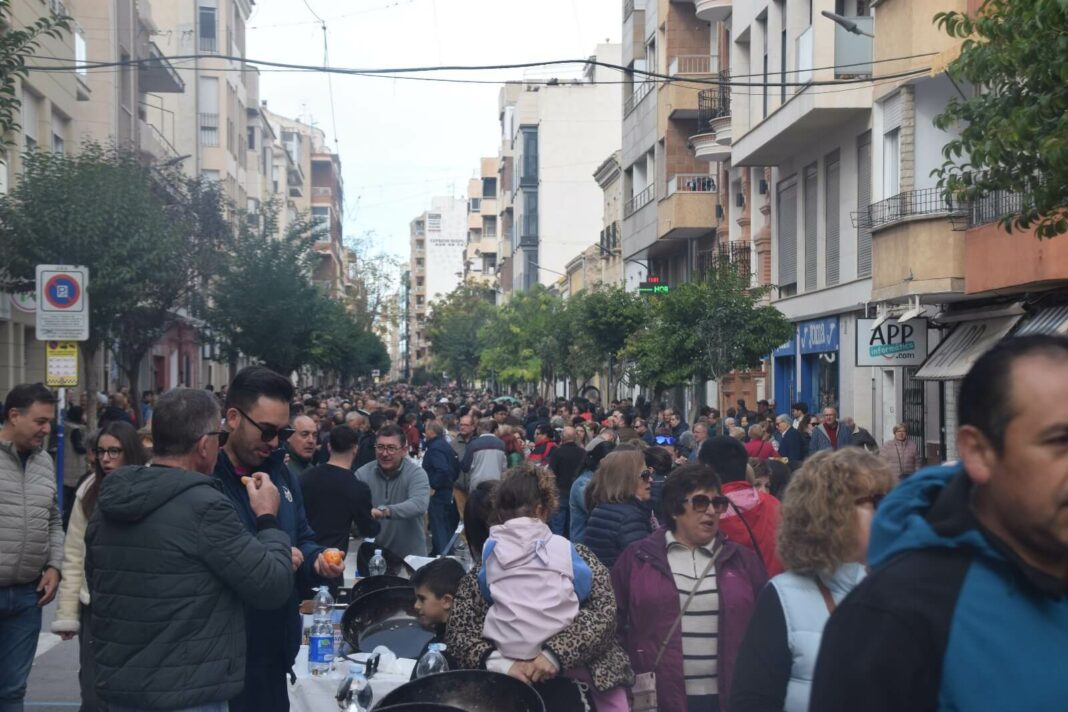 Miles de vecinos se reunen entorno a las tradicionales gachasmigas populares