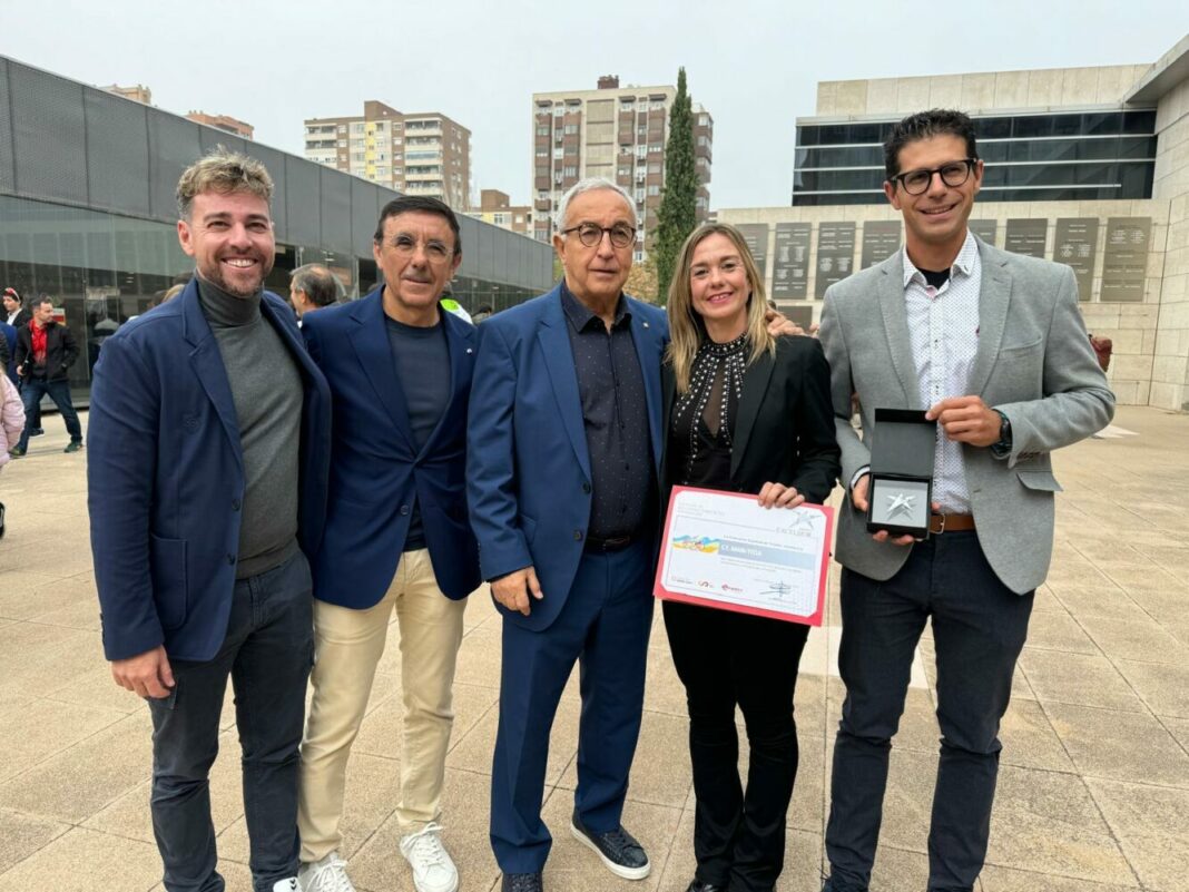 La escuela de triatlón yeclana es premiada por su labor en la III Gala de Certificación de la Excelencia, destacando su compromiso con el deporte base.