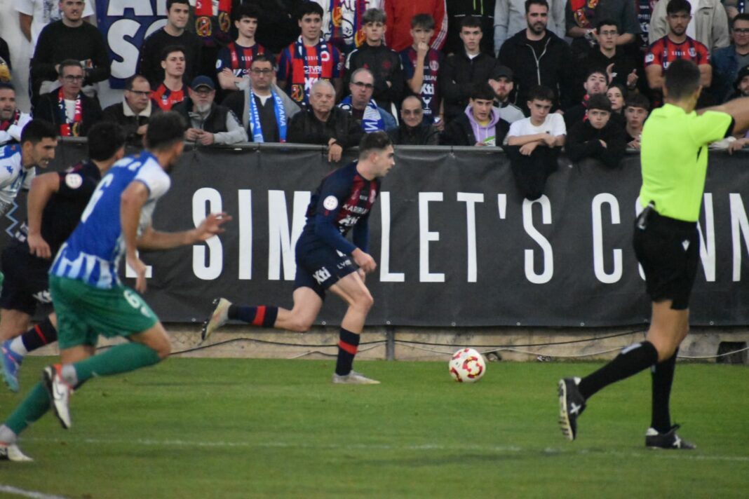 El Yeclano Deportivo cayó 1-2 ante el Alcoyano en un partido lleno de emociones en La Constitución. A pesar de una gran reacción en la segunda parte, los locales se vieron perjudicados por la lesión de su portero Satoca en el primer tiempo y la expulsión de Antonio Sánchez en los minutos finales, lo que desequilibró el encuentro. Primera mitad complicada para el Yeclano El partido comenzó con ambos equipos buscando dominar mediante centros laterales. El Alcoyano tomó la delantera en el minuto 24 con un gol de Pastrana, aprovechando una defensa local descolocada. La situación empeoró para el Yeclano al filo del descanso, cuando el portero Satoca tuvo que abandonar el campo lesionado tras un choque, dejando su puesto a Serpeta. Los locales reclamaron un penalti por mano de Primi, pero el árbitro lo desestimó, generando polémica en la grada. Reacción del Yeclano tras el descanso El Yeclano regresó al campo con dos cambios y una actitud renovada. Liderados por Serpeta, el equipo apretó desde el inicio de la segunda mitad, generando varias ocasiones claras. En el minuto 84, Gabri empató el encuentro al rematar un centro preciso de Olmedo, desatando la euforia en las gradas. Desenlace amargo en los últimos minutos Cuando parecía que el Yeclano podía llevarse el partido, la expulsión de Antonio Sánchez en el minuto 85 dejó al equipo con diez jugadores. A pesar de ello, los locales continuaron luchando, pero en el tiempo añadido un penalti cometido por Olmedo permitió a Mario Losada convertir el definitivo 1-2 para el Alcoyano. Próximo reto en la Copa Con esta derrota, el Yeclano suma otra jornada sin puntuar en un final de partido desafortunado. Ahora deberá concentrarse en su próximo compromiso, el martes en Copa del Rey frente al Elche, un desafío clave para revertir su dinámica.