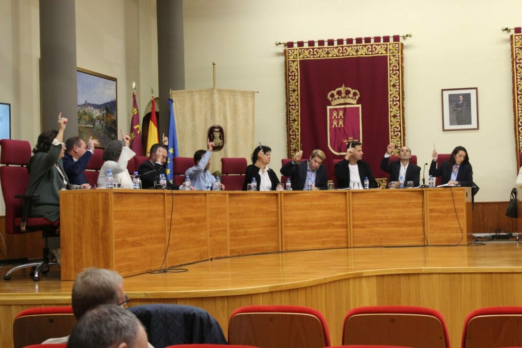 El pleno aprueba el nuevo contrato de limpieza y una subida del IBI