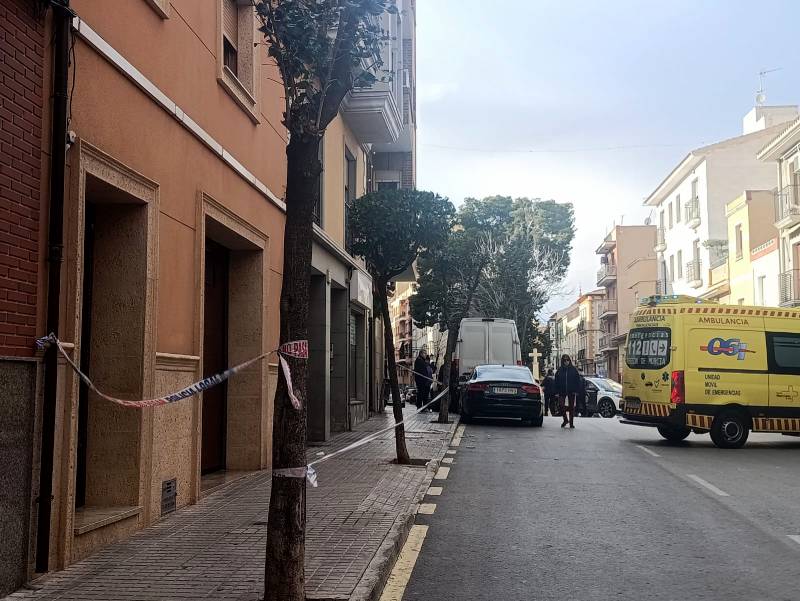 herido tras caerle cascotes en la Corredera.