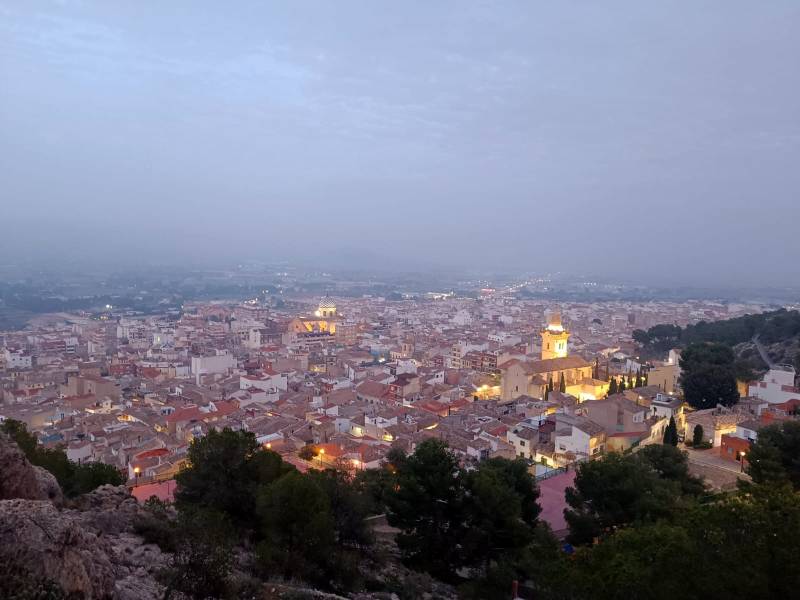 panorámica yecla anochecer. Fuertes vientos