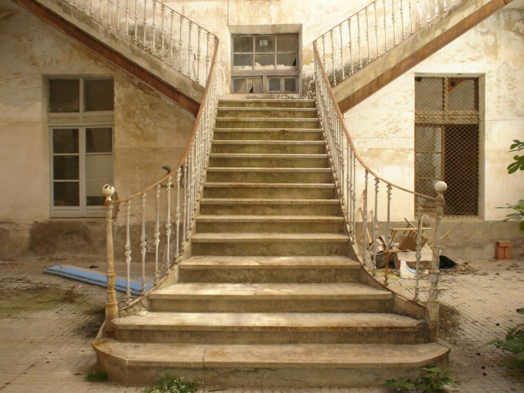 escalera principal del antiguo casino primitivo