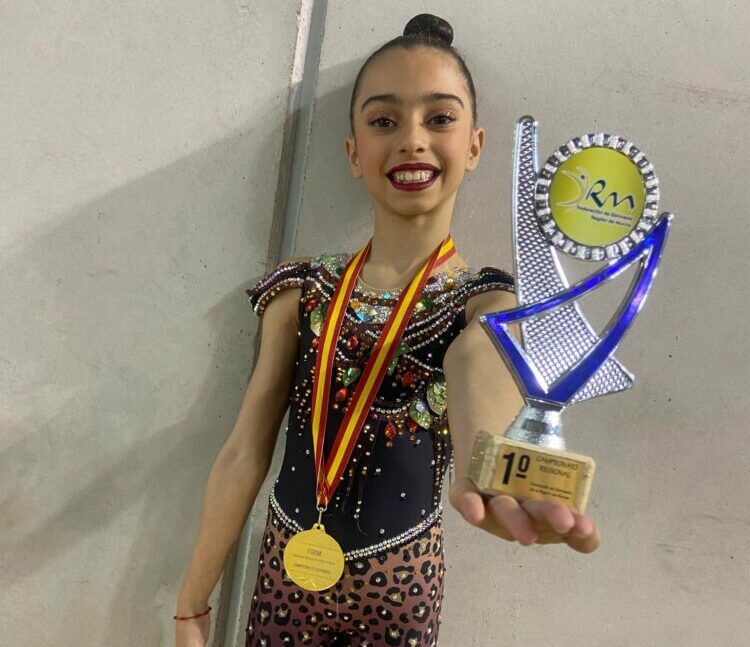 NAIRA MARTÍNEZ TROFO CAMPEONA REGIONAL BASE 2