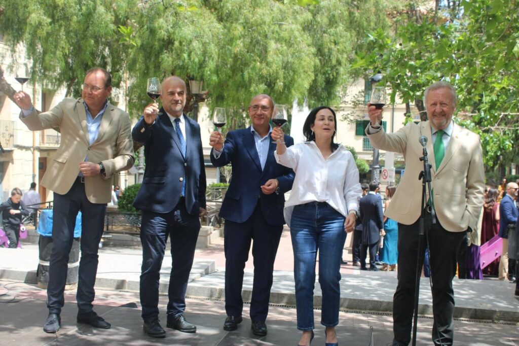 Brindis por el vino Denominación de Origen Yecla