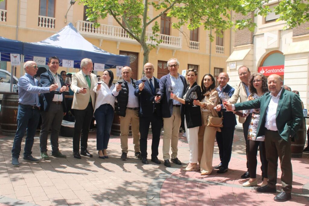 Brindis por el vino Denominación de Origen Yecla