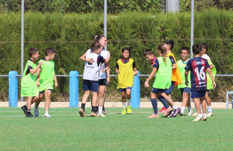 Eva Navarro reúne a 160 niños en un clínic deportivo en Yecla