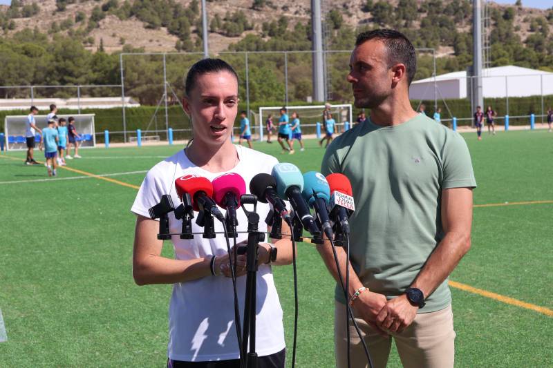 Eva Navarro reúne a 160 niños en un clínic deportivo en Yecla