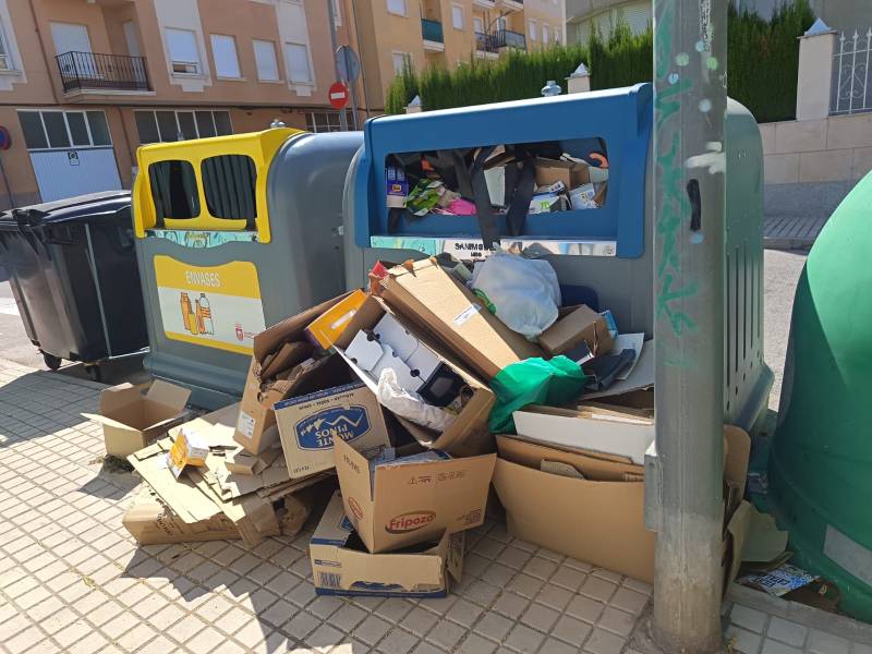 contenedor de reciclaje de cartón situado en la calle Ricardo Martinez