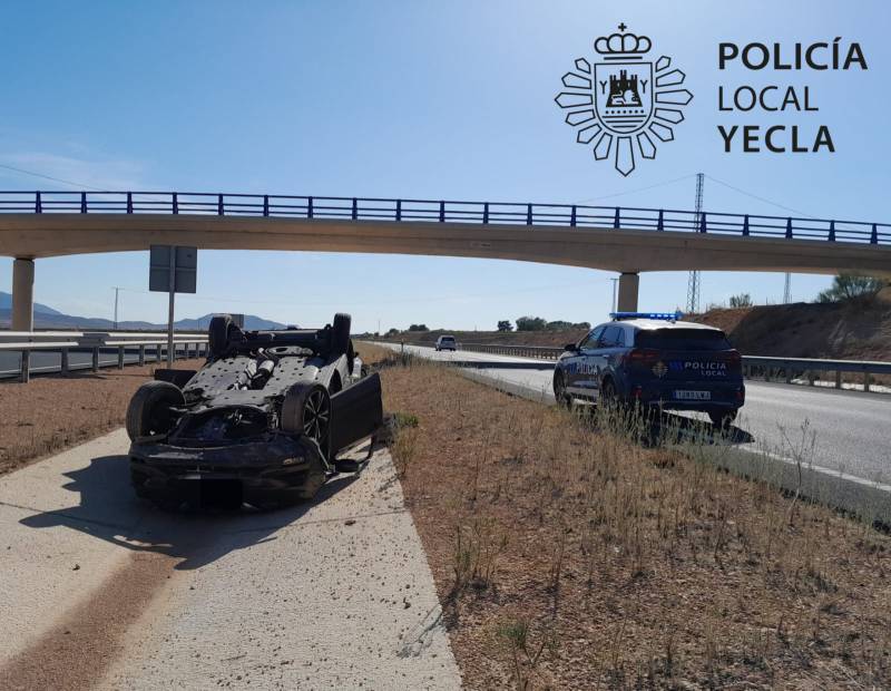 Dos heridos leves al volcar un coche en la A-33