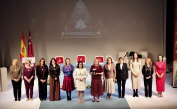 La Corte de Honor recibe la Medalla de Oro de Yecla corte de honor