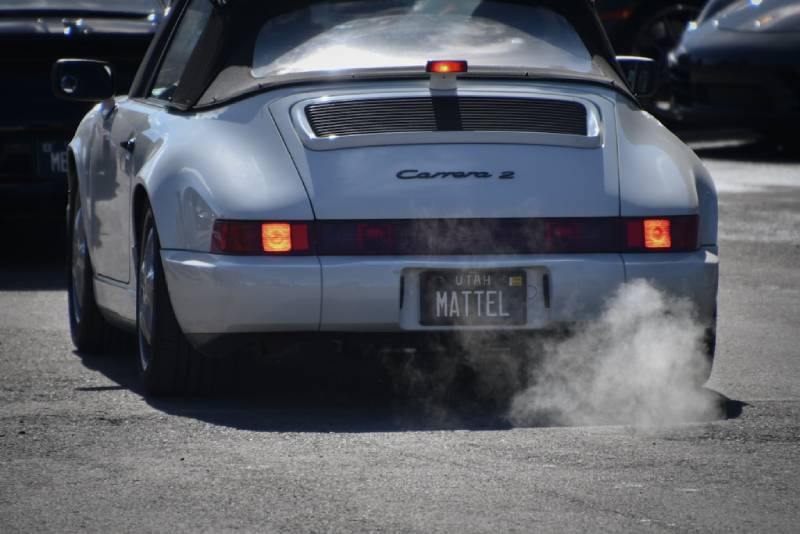 Humo blanco en el escape