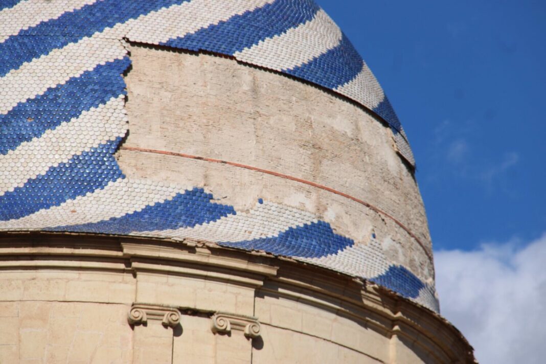 Las fuertes rachas de viento dañan el símbolo de Yecla