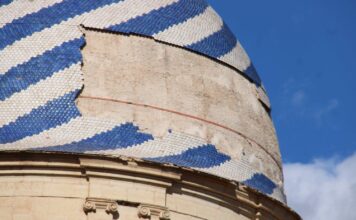 Las fuertes rachas de viento dañan el símbolo de Yecla
