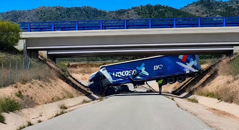 Un camión cae desde la A-33 y corta la carretera del Ardal