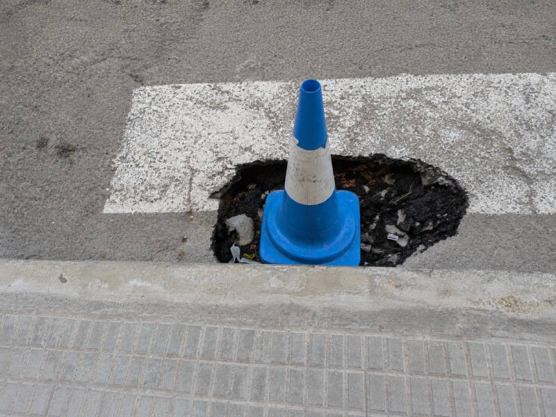 Casi un mes con el socavón en un paso de peatones