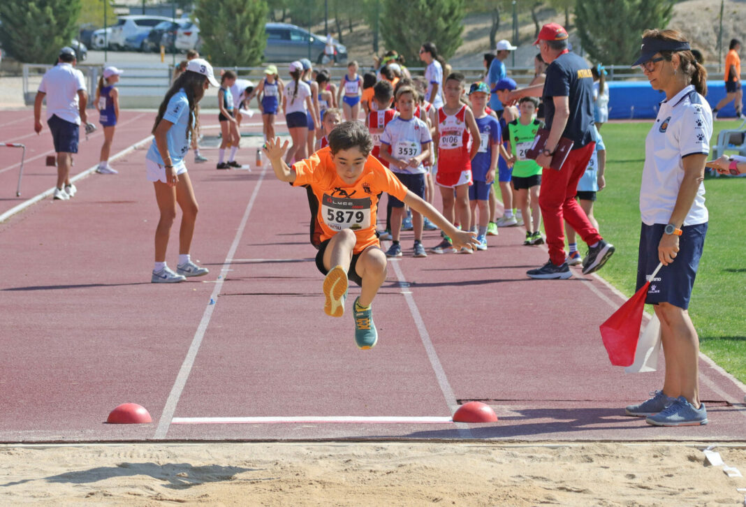 Los jóvenes atletas del ADA Yeclano firmaron buenos resultados en la tercera jornada de verano sub-10 y sub-12 celebrada en Yecla