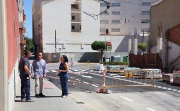 asfalta dos tramos en la calle Águilas y avenida de Murcia