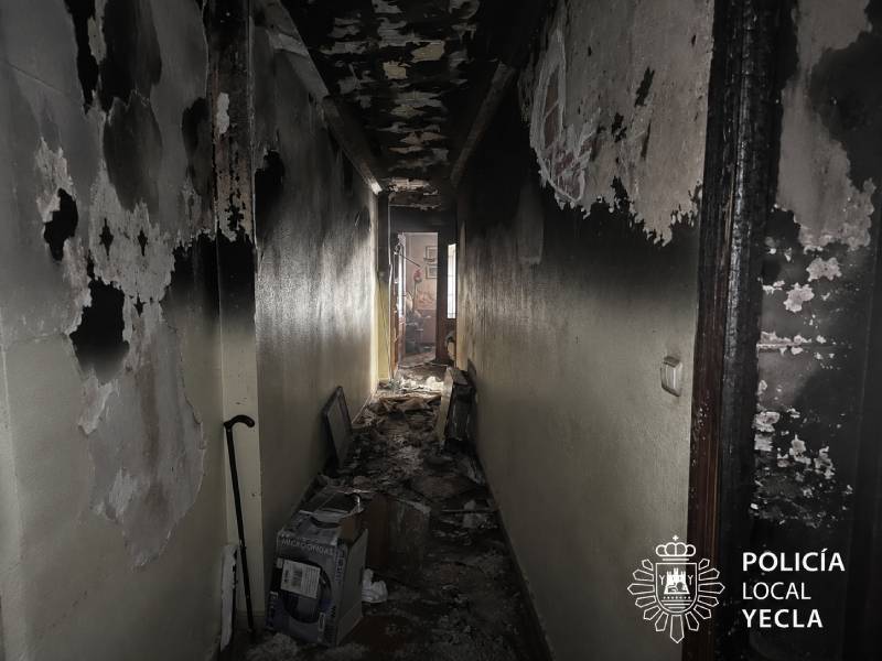 Desalojan un edificio por un incendio en una vivienda de San Ramón