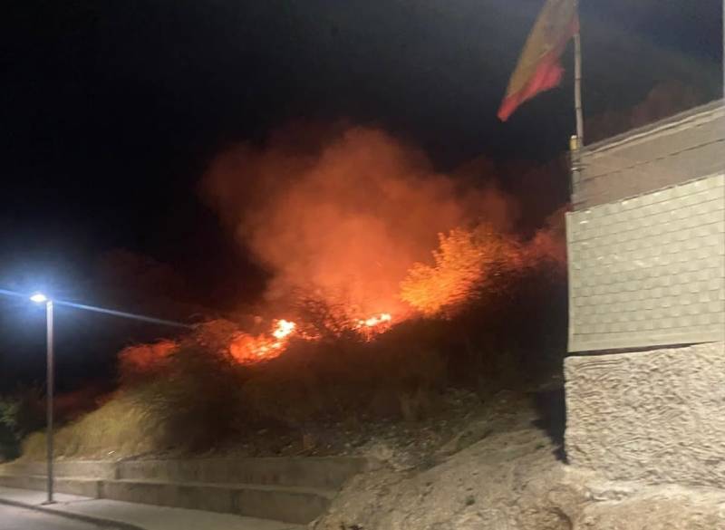 incendio cerca cerro del castillo petardos