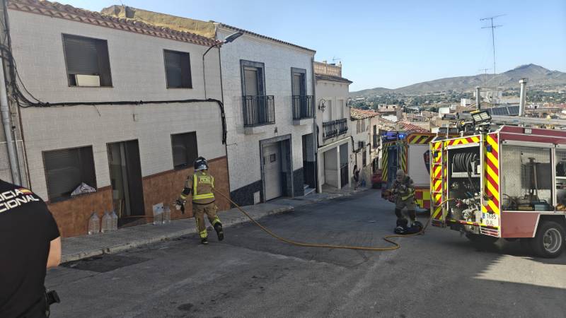 Tres personas atendidas tras un incendio en una vivienda de la calle San Felipe
