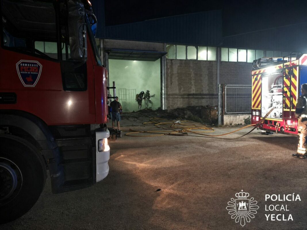 Un incendio en una empresa de tapizados deja un herido por inhalación de humo