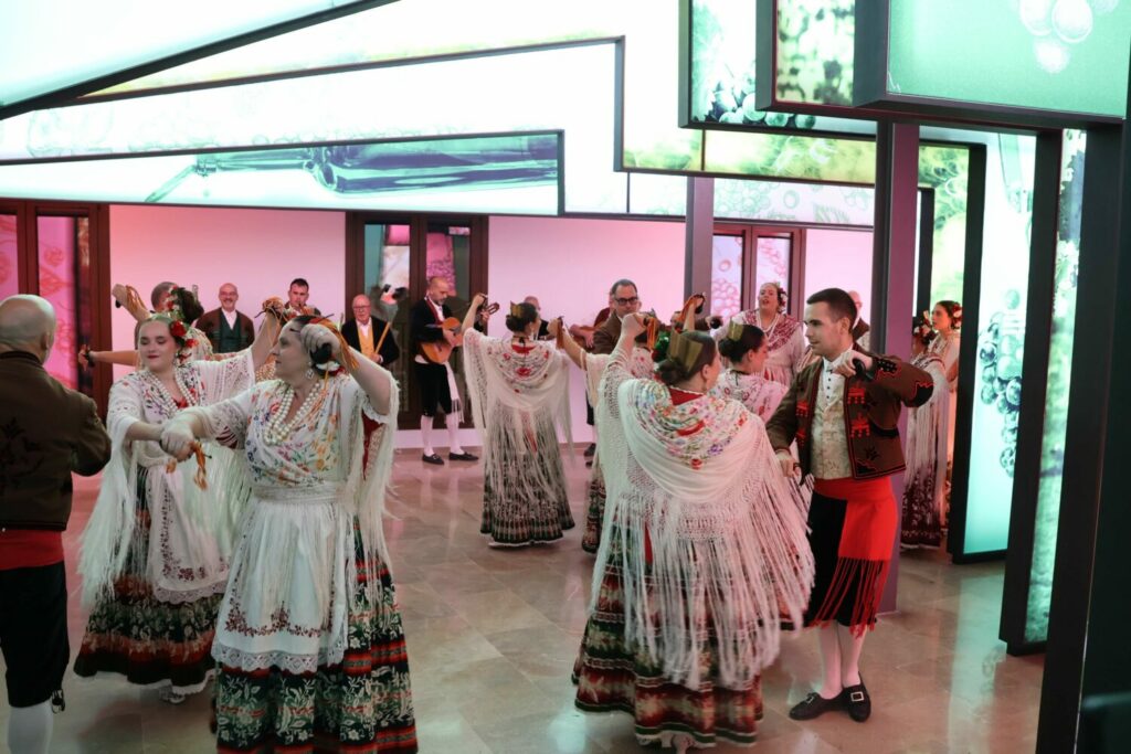 La Casa de los Arcos abre una ventana a dos mil a&ntilde;os de cultura del vino en Yecla