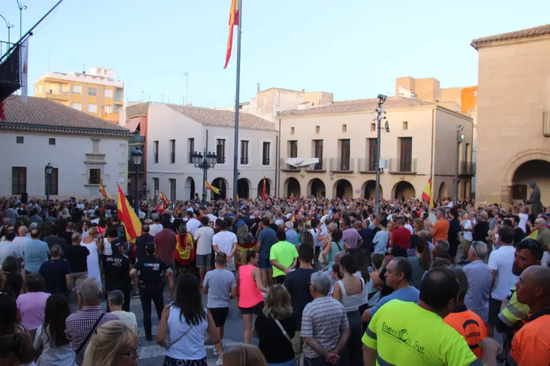 Miles de yeclanos respaldaron a Ceuta en una concentración marcada por la unidad y las diferencias políticas nacionales.